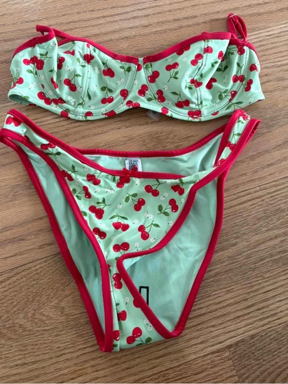 Frankie’s bikinis set 🍒
